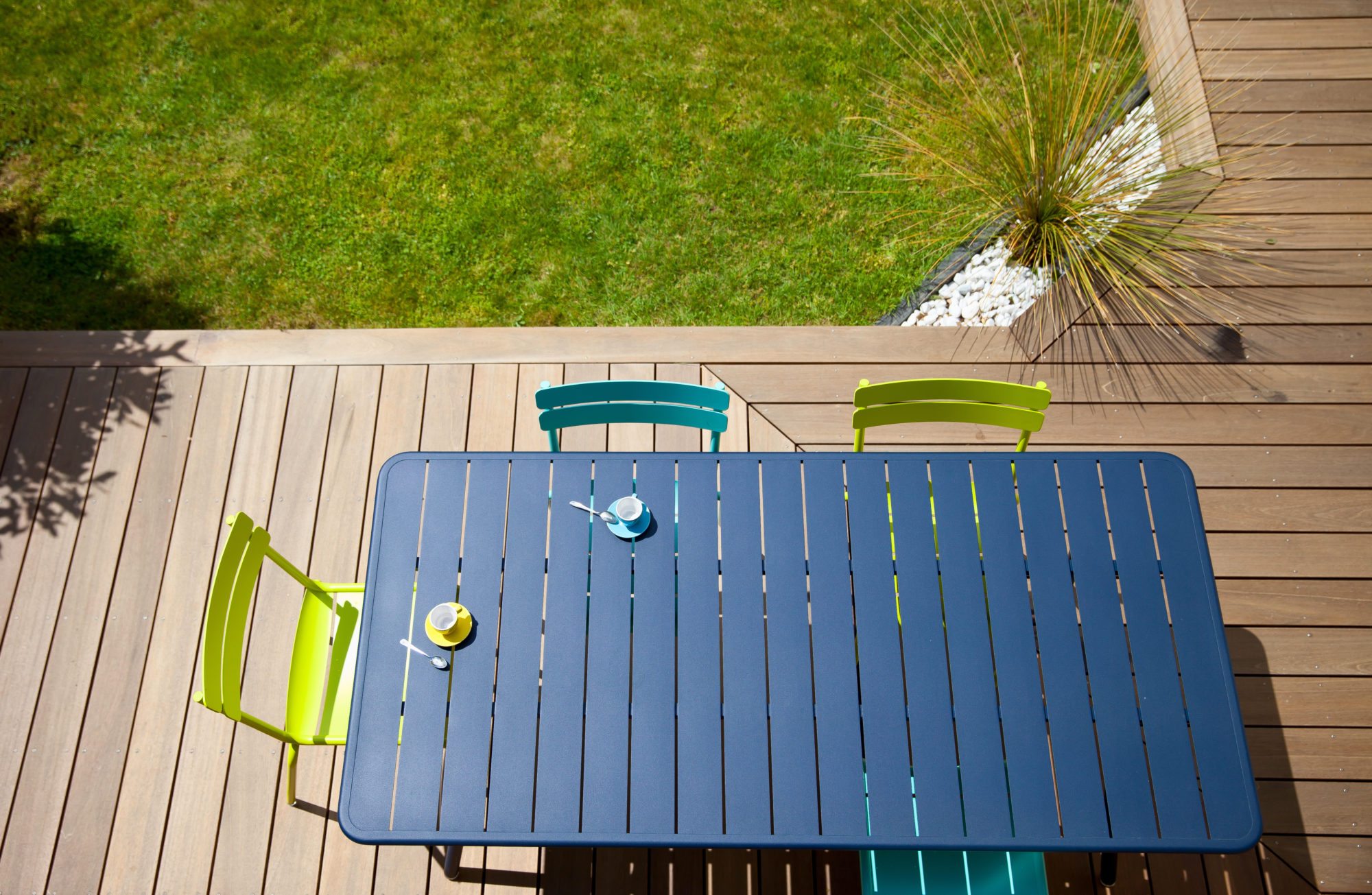 salon de jardin en terrasse sous le soleil d'été